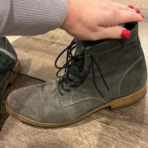 EUC Men’s gray suede boots size 11